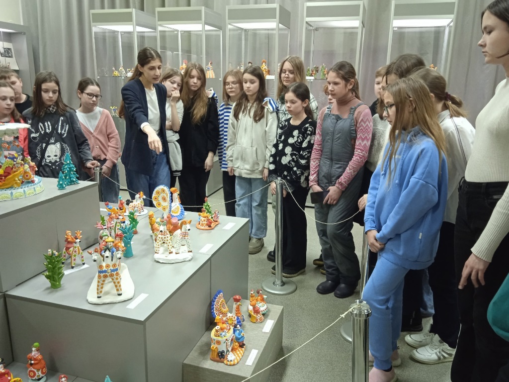 Учащиеся 1 класса ДХШ посетили музей дымковской игрушки